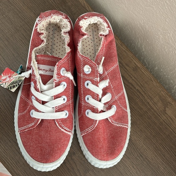 NWT Women’s Tommy Bahama Casual Slip on Scrunch back Memory Foam Sneakers Red 8 - Picture 2 of 8